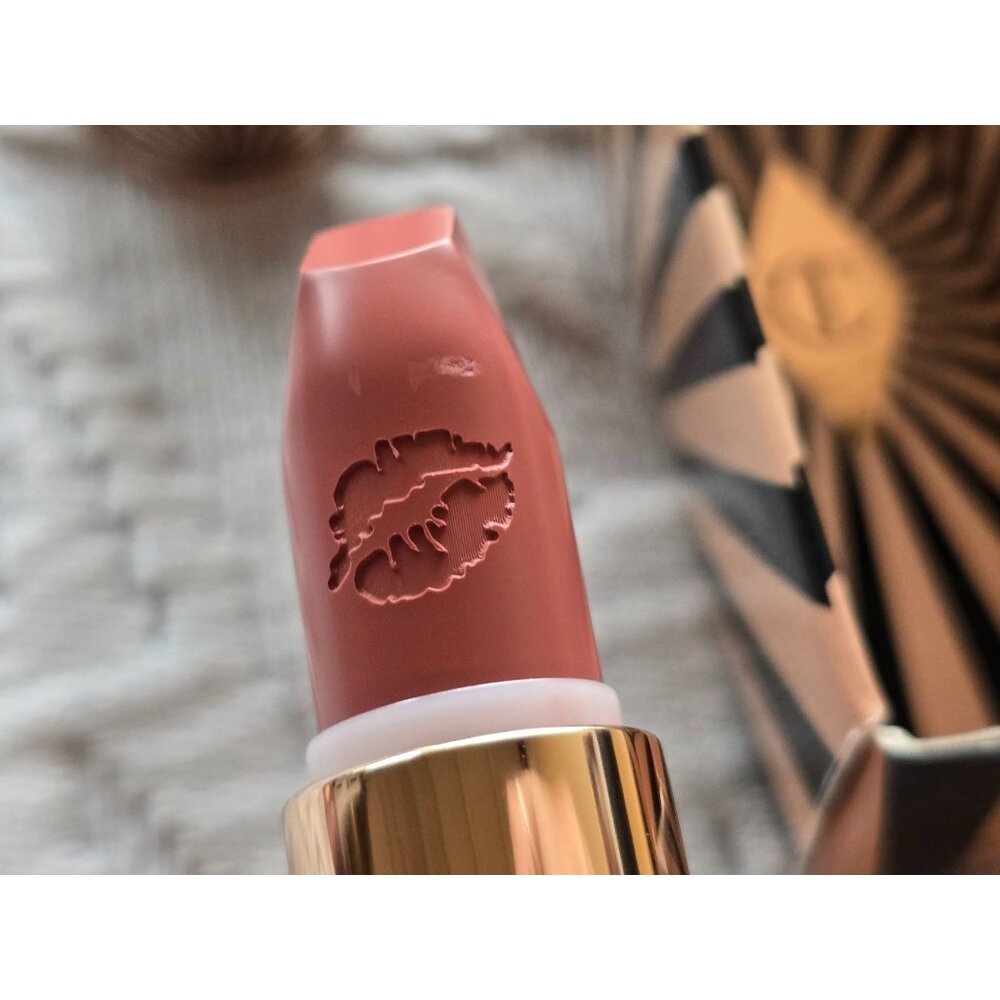 Charlotte Tilbury Hot Lips 2 - In Love With Olivia - Picture 3 of 9